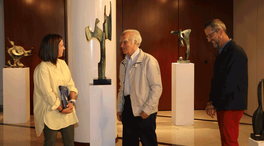 La cònsol, Laura Mas, i Manuel Clemente Ochoa al centre de la foto (Comú d'Encamp)