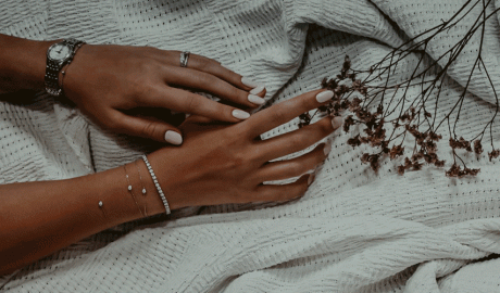 Una dona amb una manicura excel·lent