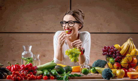 Una dona al voltant de fruita i verdura