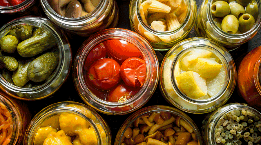 Diversos productes confitats en vinagre (Getty images)