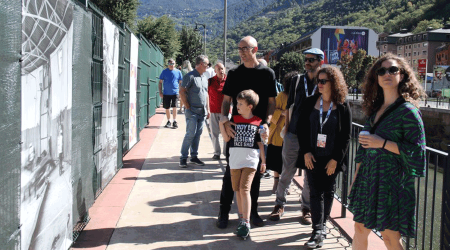 Visitants observant les fotografies de la mostra sobre el desmuntatge de la plaça de toros (Comú)