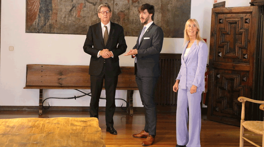 Paul Hilbers, Carles Enseñat i Sandra Codina a la sala dels passos perduts de la Casa de la Vall (Consell General)
