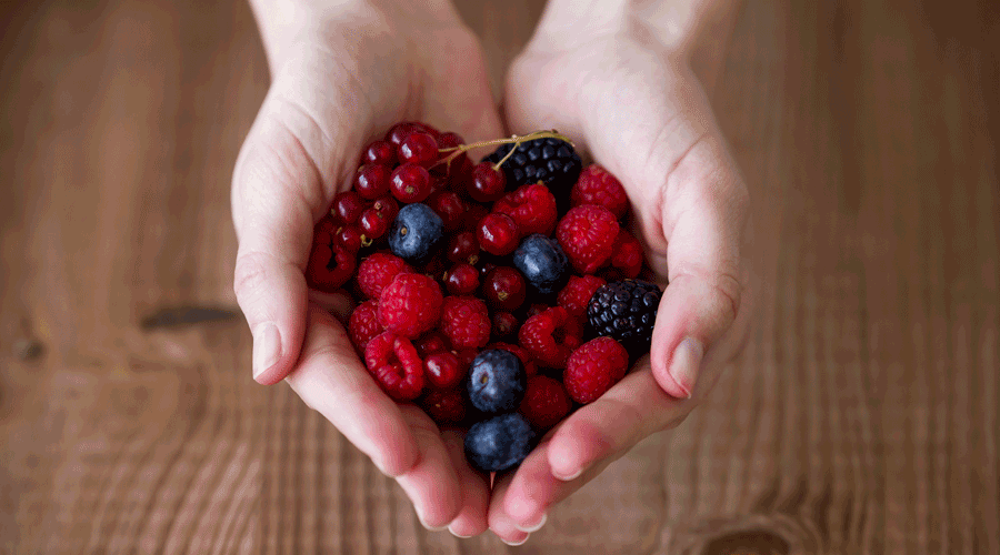 Varietat de fruits del bosc (iStock)