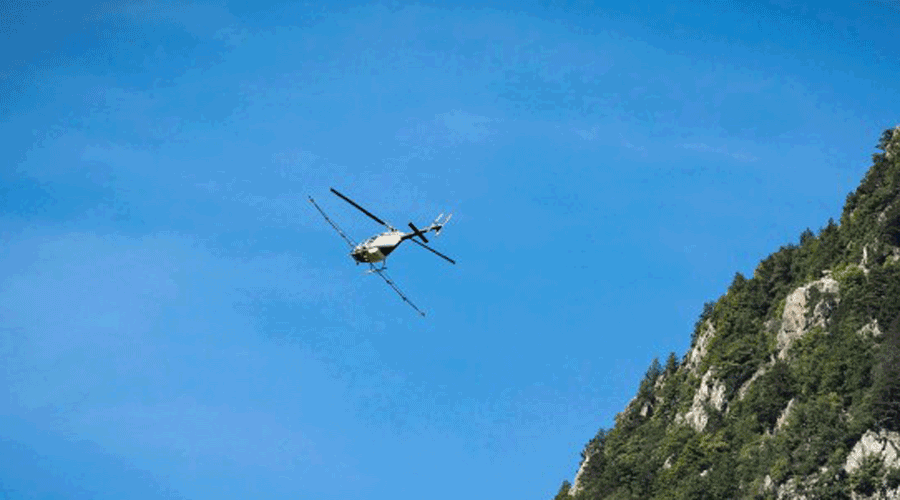 Un helicòpter fent tasques de control contra la processionària (Comú d'Andorra la Vella)