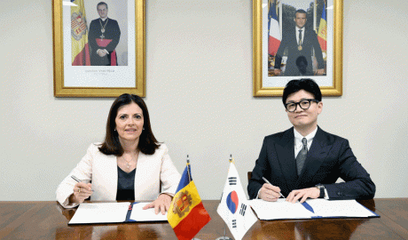 La ministra d’Afers Exteriors, Imma Tor, i l’enviat especial del president de Corea a Andorra, Dong Hoon Han