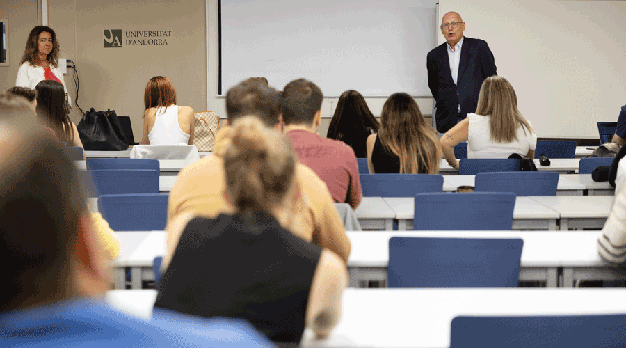 El rector de l'UdA, Miquel Nicolau, donant la benvinguda als alumnes (UdA)