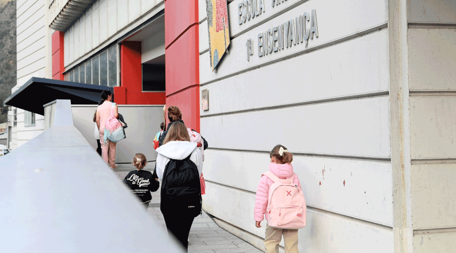 Alumnes entrant a l'escola en el primer dia de classe (SFGA)