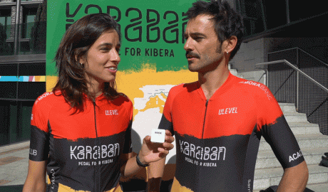 Elena Milà i David Vilanova abans d’iniciar la caravana solidària en bicicleta