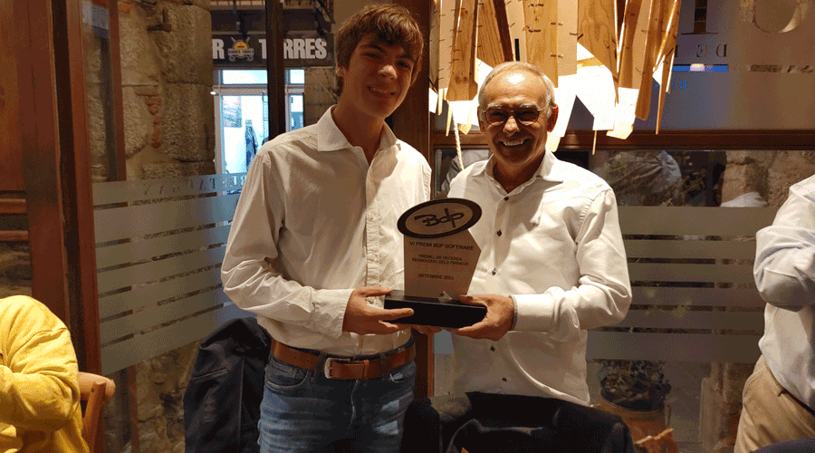 Markus Urban, a l'esquerra, rebent el guardó de mans de Jordi Gassió Borràs (Foto: BDP Software)