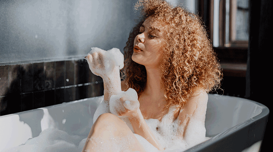 Una noia amb el cabell arrissat (AMIC)