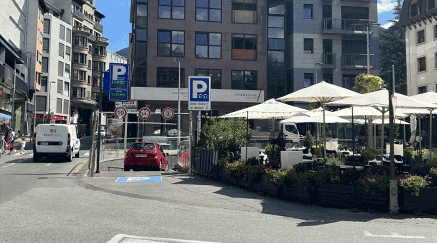 Entrada de l'aparcament Centre ciutat a la plaça Rebés (Comú d'Andorra la Vella)