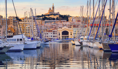 El port de Marsella amb la Basílica de Notre-Dâmme de la Garde dalt del turó