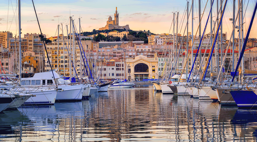 El port de Marsella amb la Basílica de Notre-Dâmme de la Garde dalt del turó