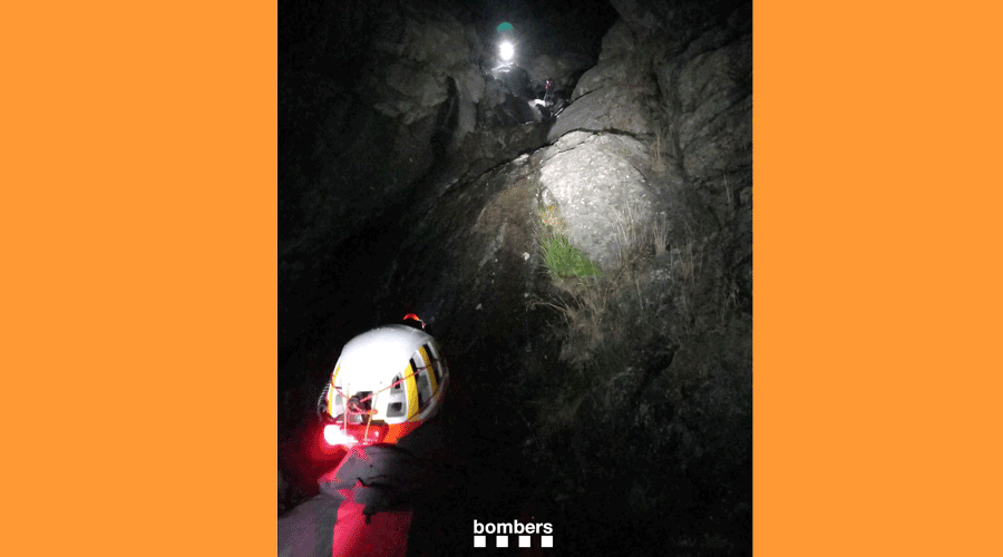 Els Bombers, de nit, en el rescat de dos excursionistes a la Vall de Boí (Bobers.cat)