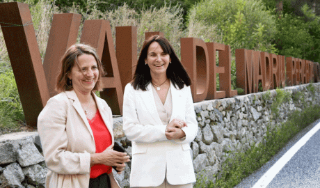 Rosa Gili i Mònica Bonell a les "portes" de la Vall del Madriu