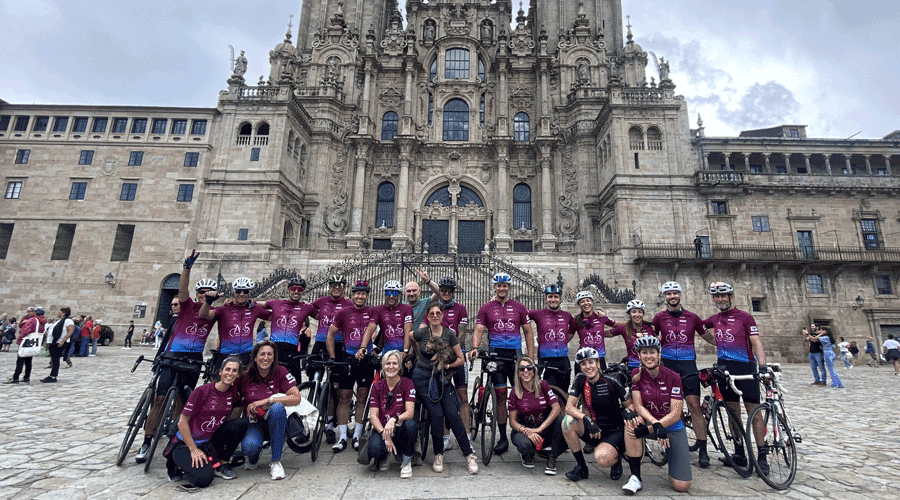 Margot Llobera a l'arribada a la plaça de l'Obradoiro amb la catedral de Santiago al fons (Margot Llobera)