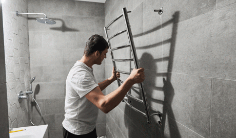 Un home instal·lant un tovalloler elèctric