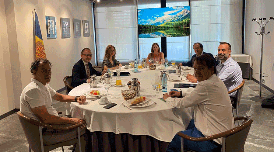 Trobada entre Xavier Espot -segon per l'esquerra- i membres de l'EFA (EFA)