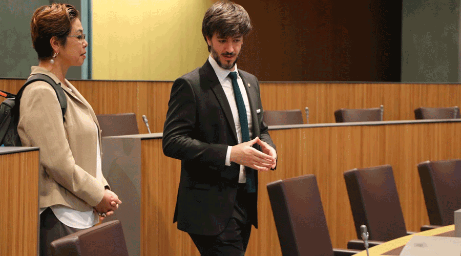 El síndic Carles Enseñat fent d'amfitrió amb la representant de la delegació internacional d'UNICEF (Consell General)