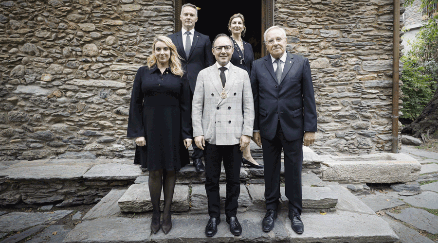 Al centre, Xavier Espot, acompanyat dels 4 nous ambaixadors andorrans (SFGA)