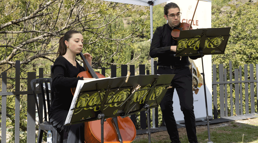 Actuació d'un duo de la Jonca a les Bons (Fundació ONCA)