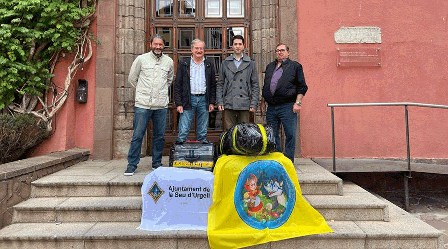 El material destinat a l'hospital cubà a la porta de l'Ajuntament de la Seu (Aj. la Seu)