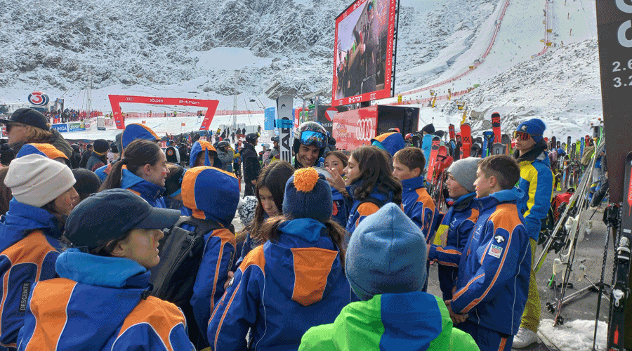 Al centre de la foto, joan Verdú, envoltat de joves de l'Esquí Club Pas de la Casa Grau Roig (ECPCGR). Foto: FAE