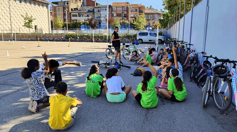 Diversos alumnes durant el taller al pati del col·legi La Salle de la Seu (CCAU)