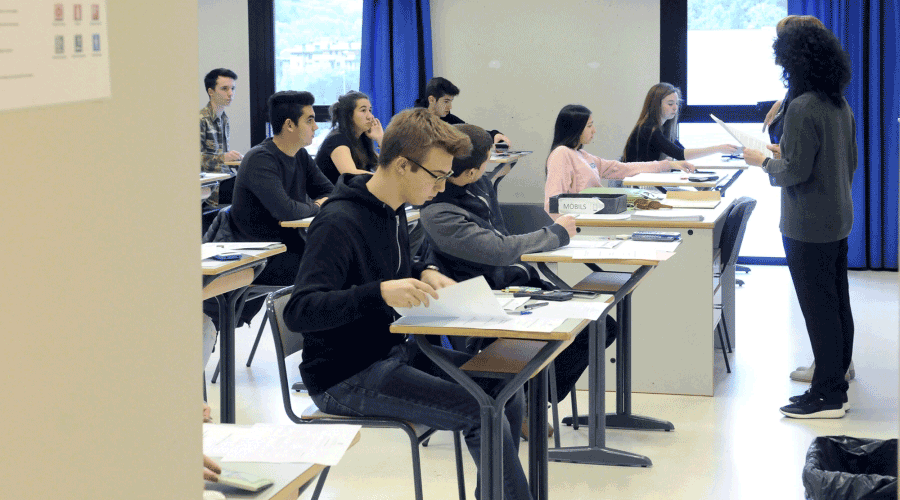Alumnes fent un examen (SFGA)
