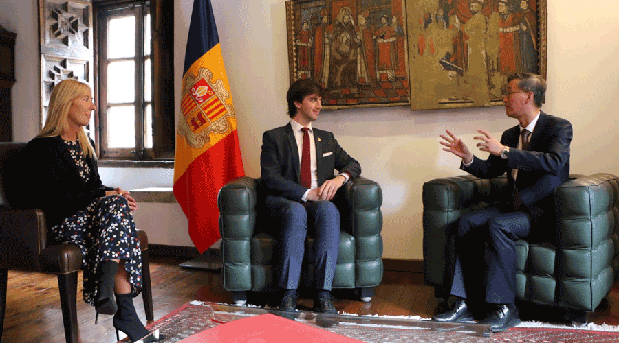 Sandra Codina, Carles Ensenyat i Yao Jing, ambaixador de la Xina a Andorra (ConsellGeneral)