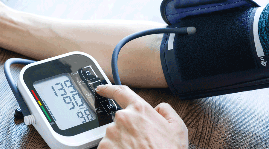 Una persona mesurant la seva pressió arterial (Getty images)