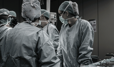 Un equip mèdic realitzant una intervenció de cirurgia estètica