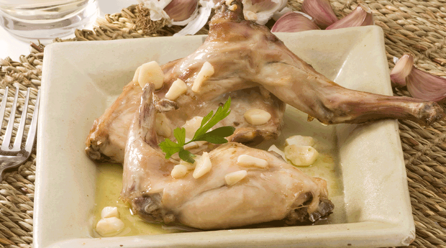 Un plat de conill a l'all (Getty images)