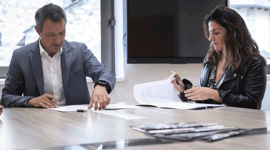 David Astrié pel Comú i Meritxell Cosan pel SAAS signant el conveni (Comú d'Andorra la Vella)