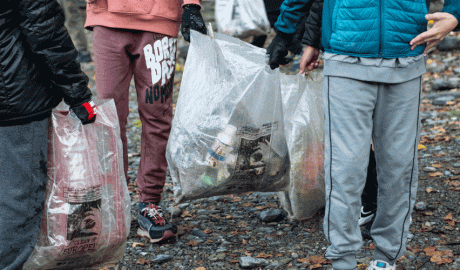 Alumnes de l'Alt Pirineu recollint deixalles de la llera dels rius