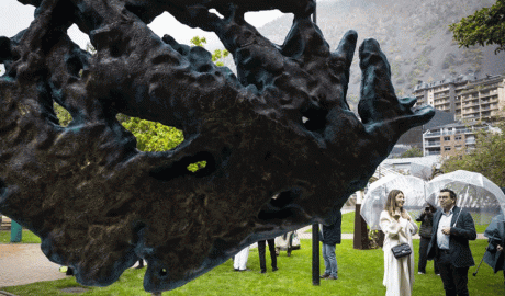 L'escultura Aqua i, a la dreta, l'artista Cristina Babiloni i el cònsol menor Miquel Canturri