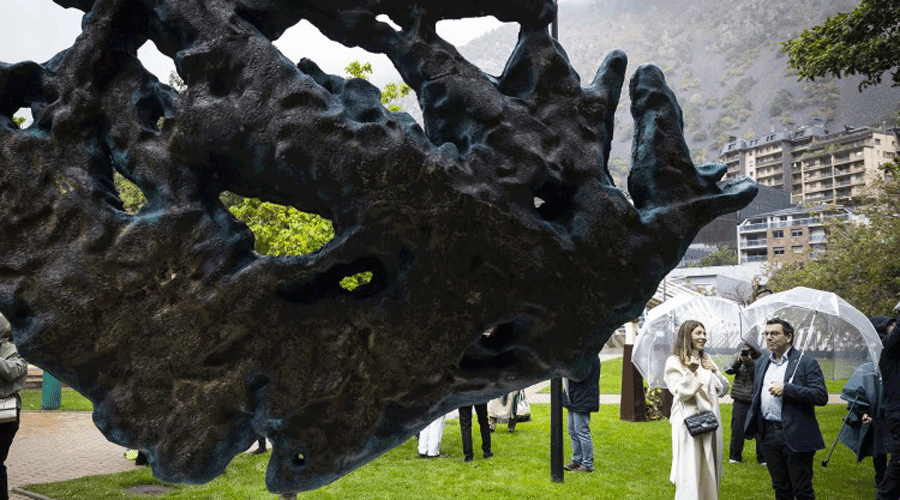 L'escultura Aqua i, a la dreta, l'artista Cristina Babiloni i el cònsol menor Miquel Canturri (Comú d'Andorra la Vella)