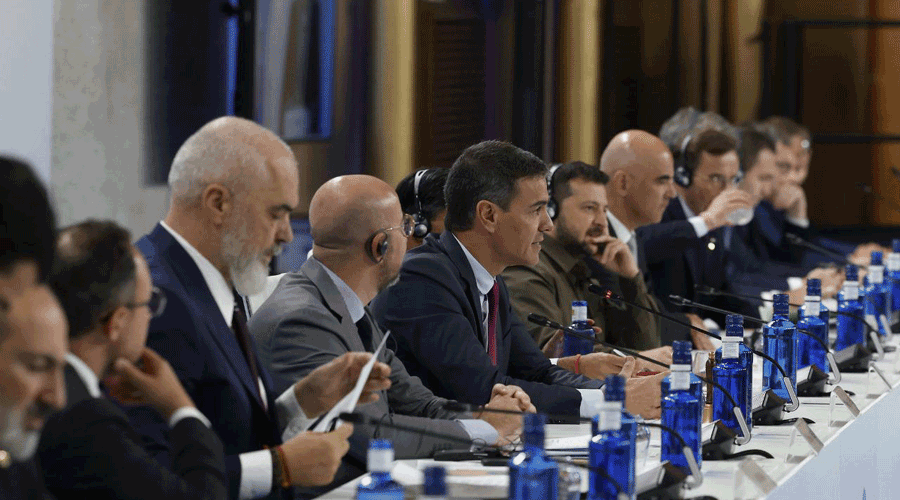 Espot, d'esquena a la foto -a l'esquerra-; Sánchez al mig de la imatge; i a la seva esquerra, el president d’Ucraïna, Zelenski (SFGA)