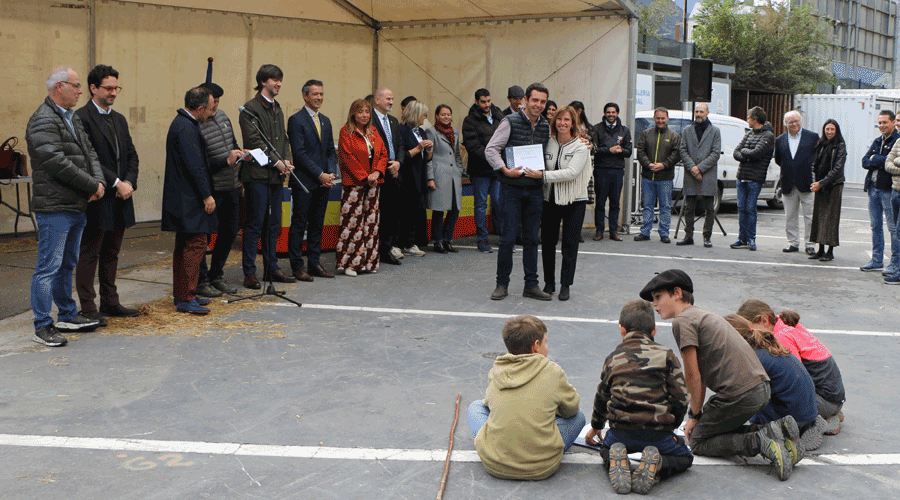 El ministre Guillem Casal, segon per l'esquerra, amb altres autoritats i ramaders del país (Consell General)