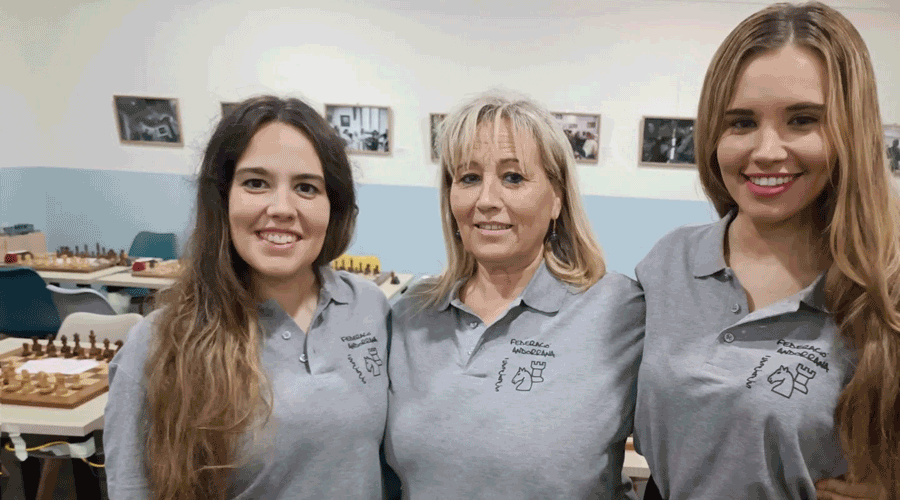 A banda i banda, les germanes Muratet i, al centre, Olga Carmona (FEVA)