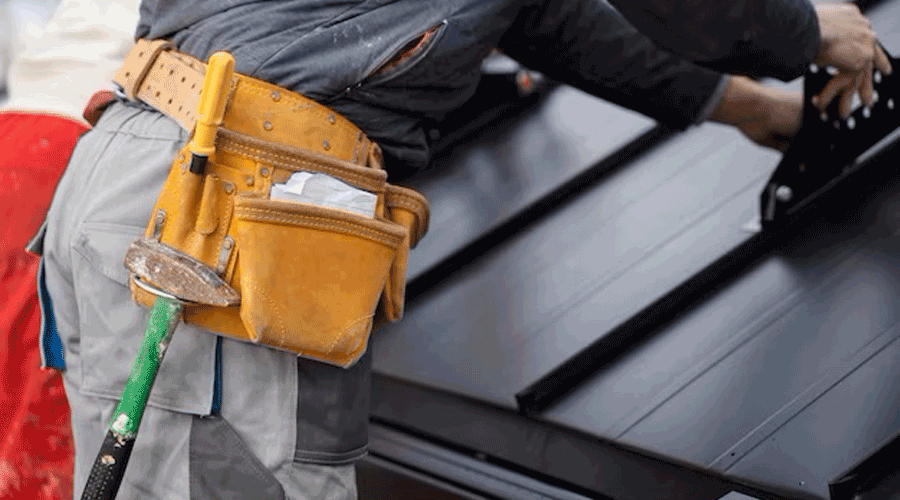 Un operari treballant en la impermeabilització d'una coberta (freepik)