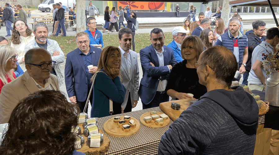 La ministra Conxita Marsol al centre de la imatge en la inauguració de la Fira de Sant Ermengol a la Seu (Aj. la Seu)