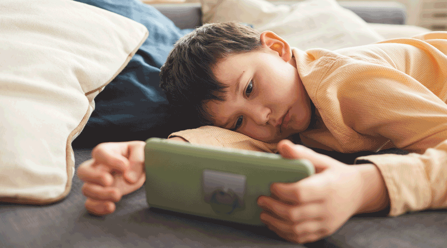 Un infant prestant atenció al mòbil (iStock)