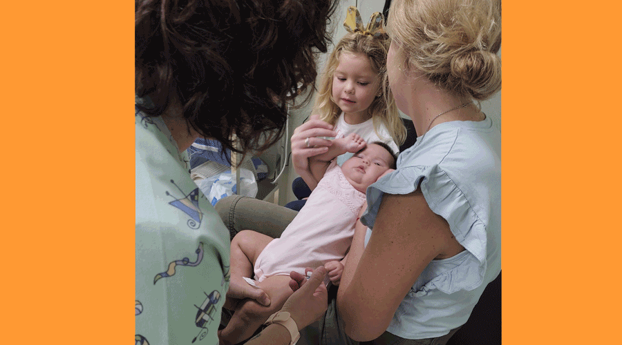 Un nadó sent immunitzat contra la bronquiolitis (Govern.cat)