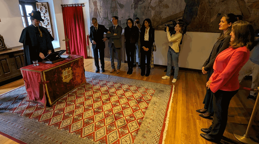 A la dreta, les dues noves inspectores de l'APDA jurant el càrrec davant el síndic (Consell General)