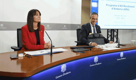 La ministra d'Esports, Mònica Bonell, i el secretari d'Estat, Alain Cabanes