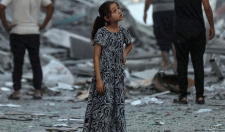 Una nena palestina amb la mirada perduda davant la destrucció que l'envolta