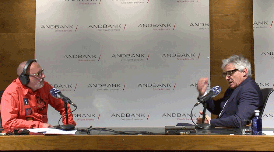 A la dreta, Oriol Ribas sent entrevistat per RTVA a la seu d'Andbank (AndorraDifusió)