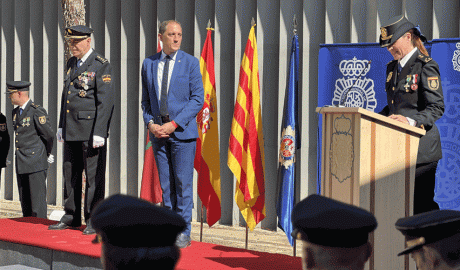 El subdelegat del Govern espanyol escoltant la intervenció d'una policia