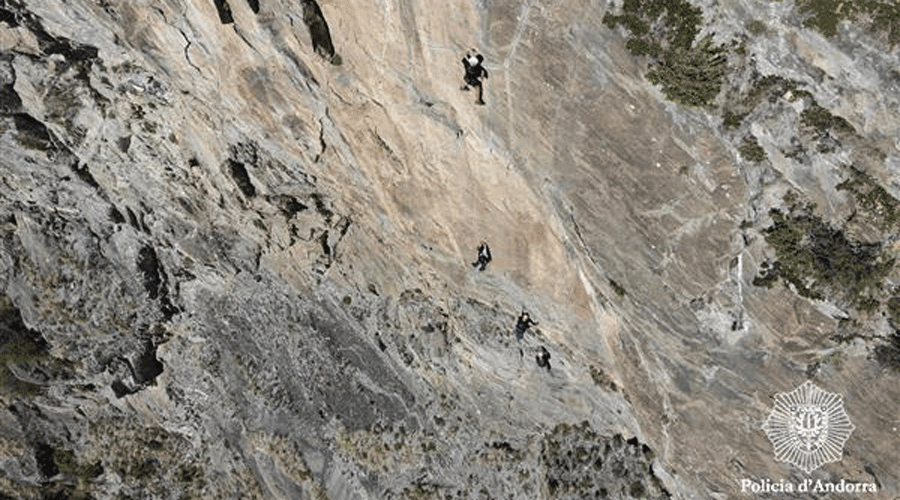 Policies fent escalada vertical a gran altura (Policia d'Andorra)